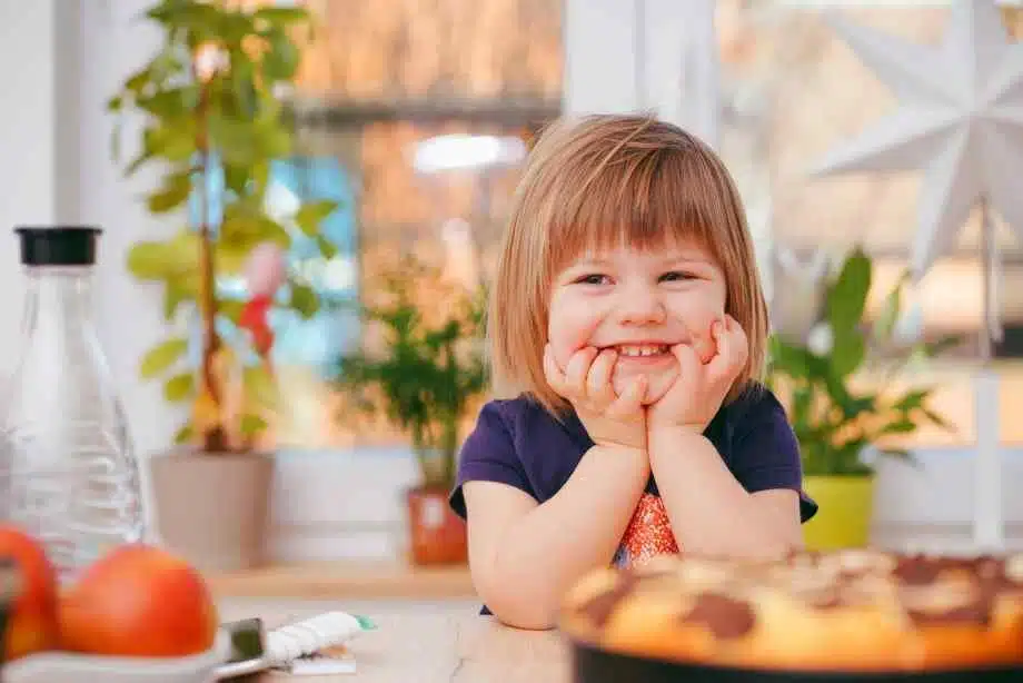 Combien coûte un enfant par mois en moyenne en France : le budget à prévoir
