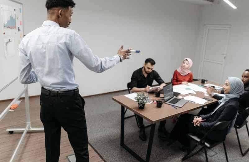 Autorisation de travail pour un salarié étranger résidant en France : procédure et délai Nouvelle École