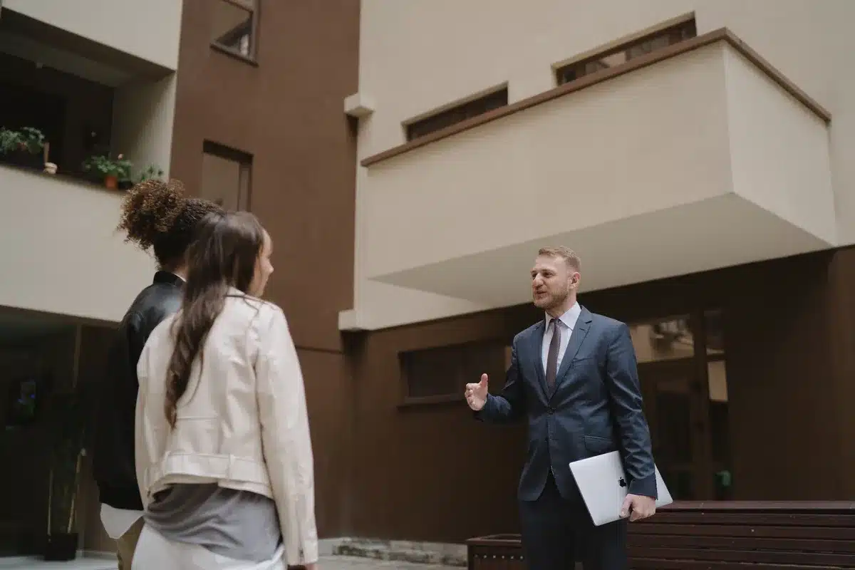 Plusieurs personnes visitant un appartement dans un marché immobilier tendu