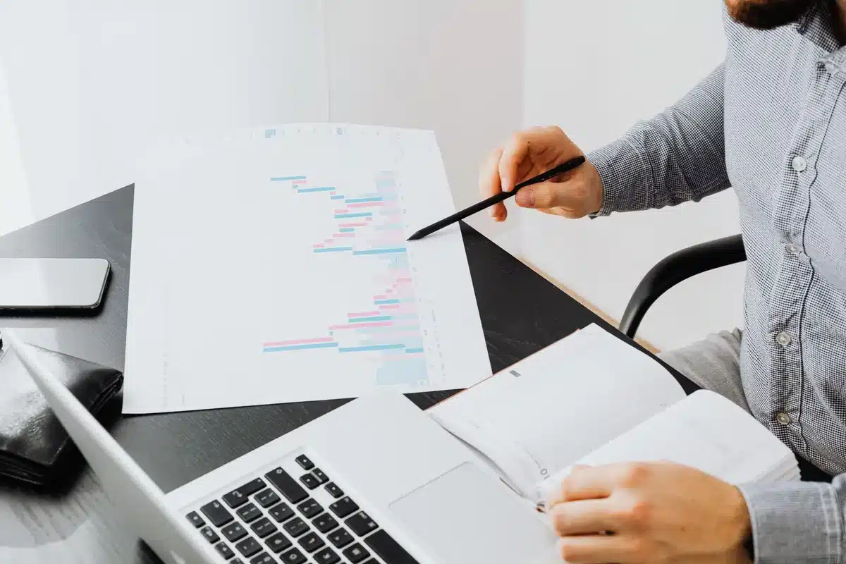 Données d'emploi et graphiques d'analyse économique sur un bureau