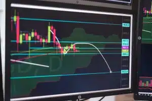 Écrans de trading affichant des graphiques boursiers et des indicateurs de volatilité