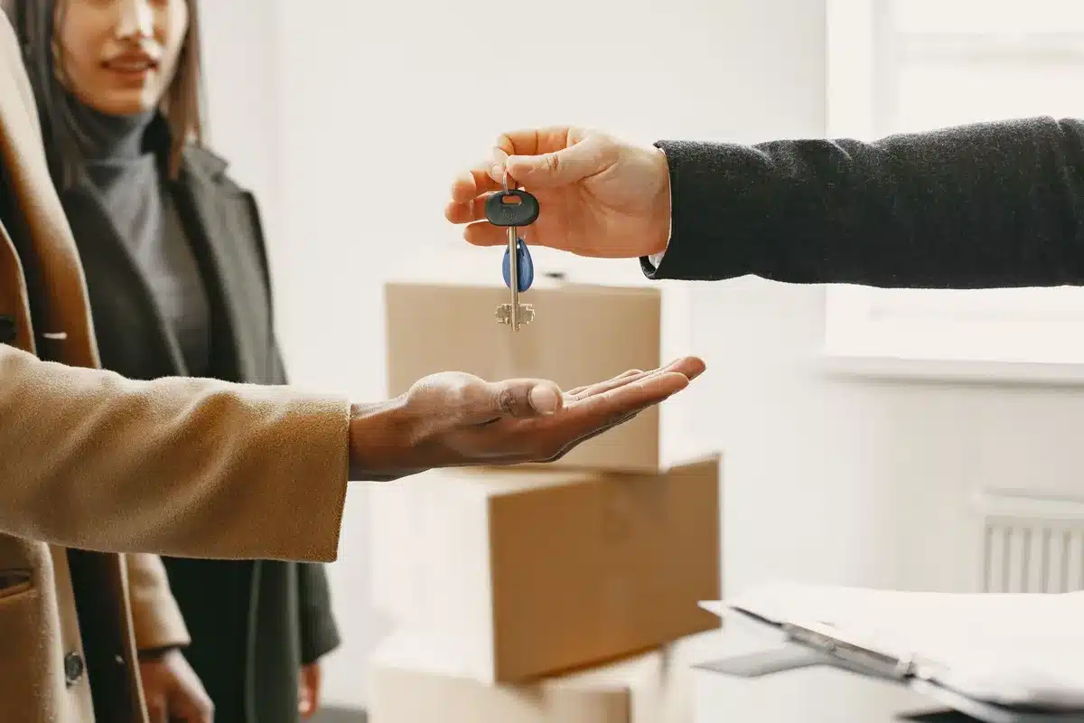 Boîtes de déménagement et clés d'appartement lors de l'emménagement