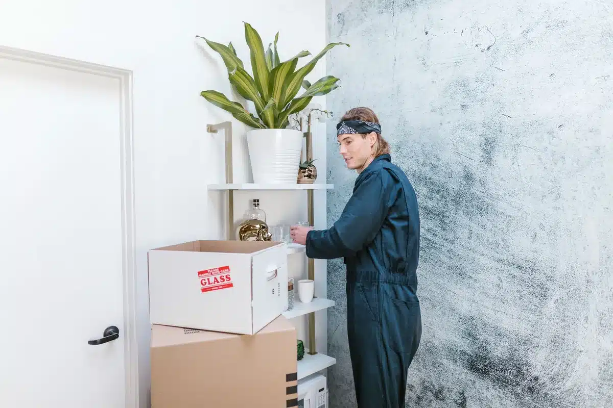 Nettoyage et inspection d'un appartement lors du départ