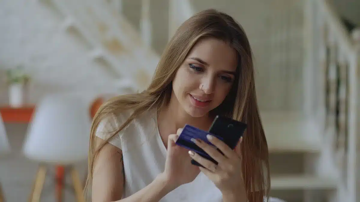 Personne consultant un téléphone pour ouvrir un compte de dépôt en ligne