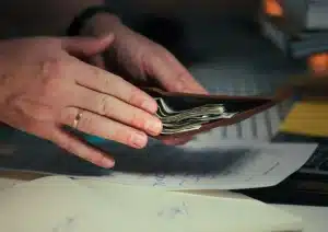 Documents financiers et pièces de monnaie sur un bureau pour illustrer l'épargne-retraite