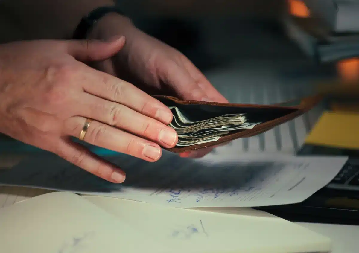 Documents financiers et pièces de monnaie sur un bureau pour illustrer l'épargne-retraite