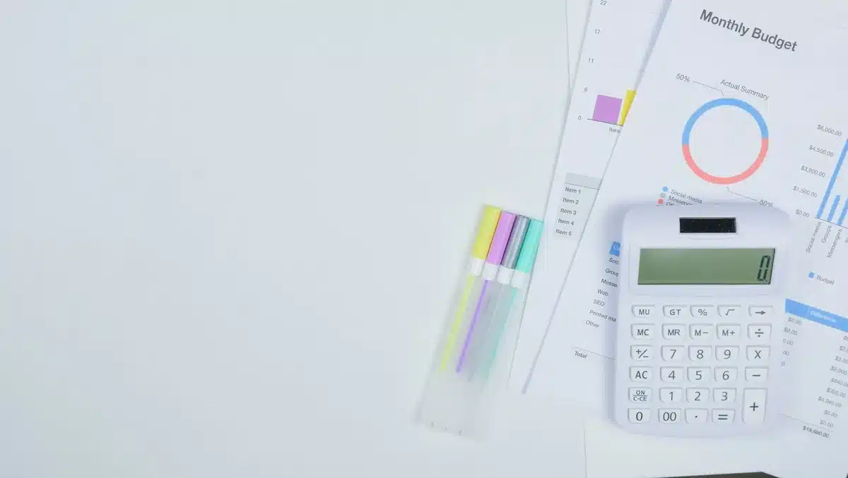 Calcul du budget de location avec crayon et documents financiers