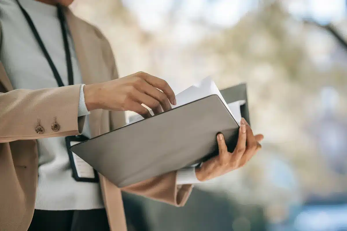 Dossier complet avec pièces d'identité et justificatifs de revenus organisés
