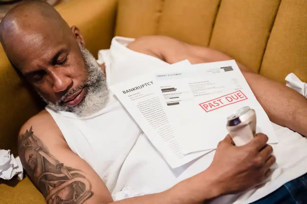 Pile de documents financiers et factures symbolisant le poids des dettes