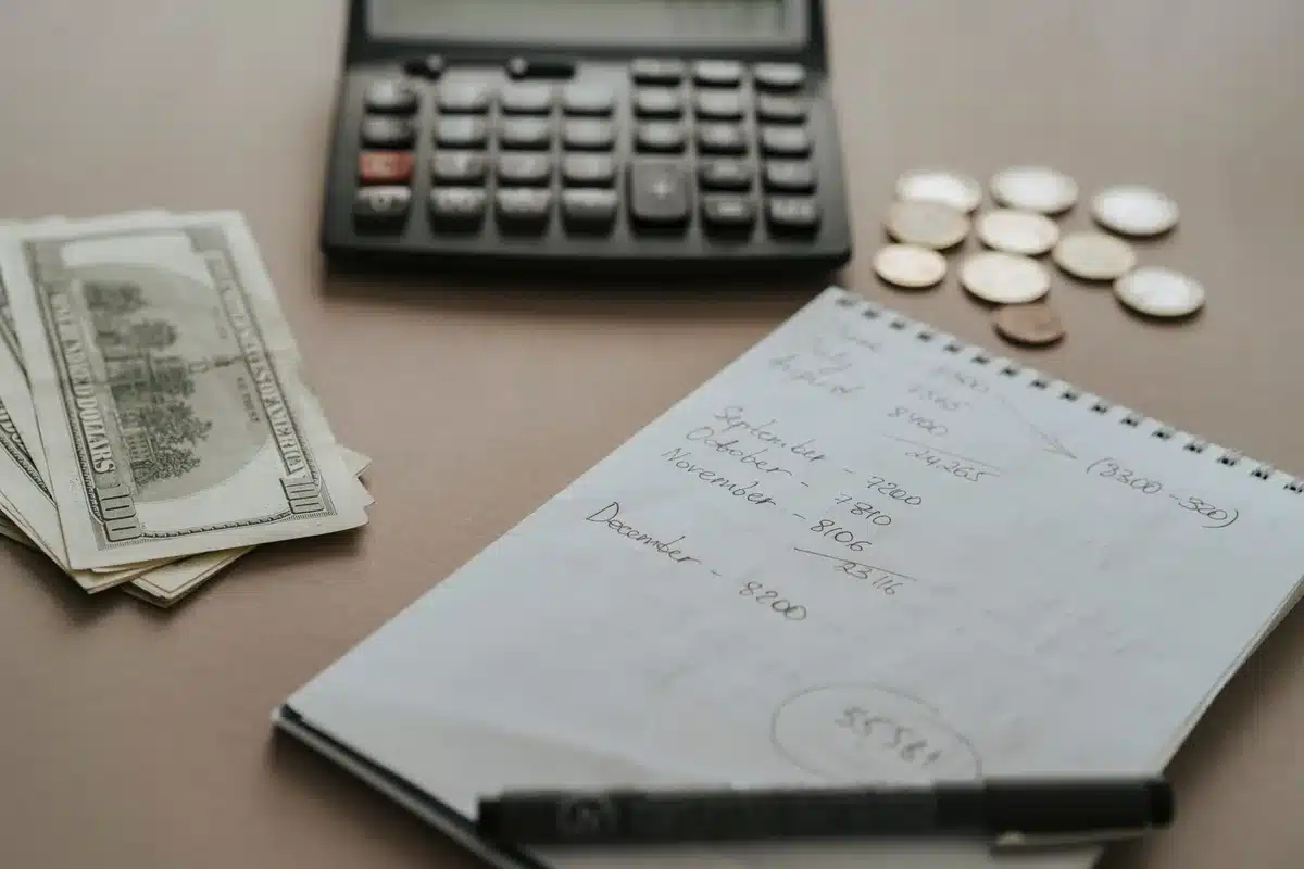 Carnet de suivi budgétaire avec calculs et notes de dépenses