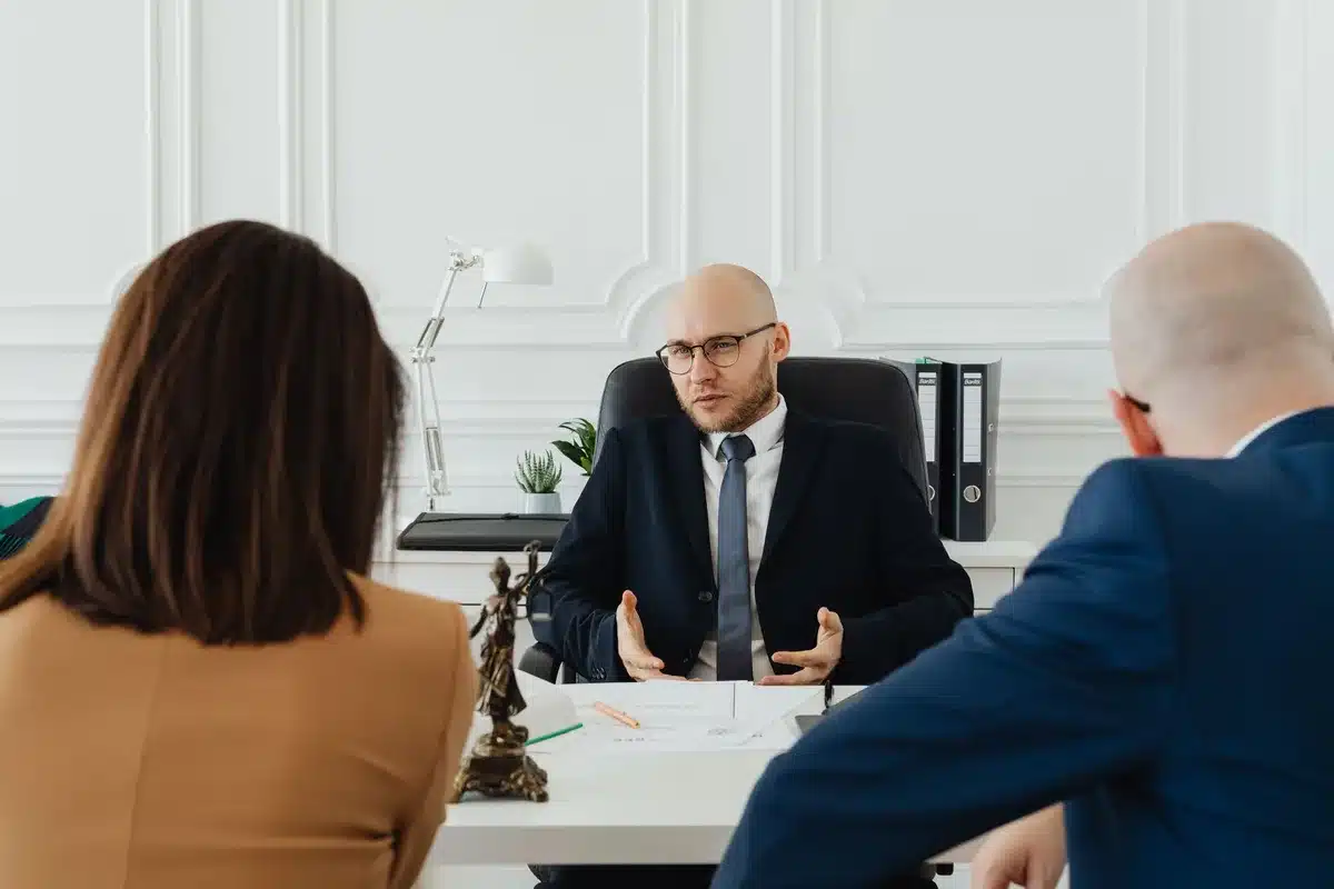 Consultation avec un professionnel du droit pour structurer un plan successoral