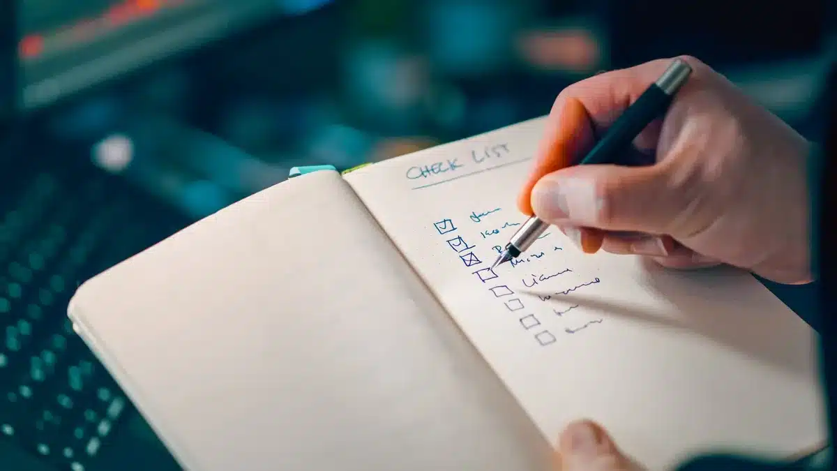 Carnet ouvert avec notes manuscrites sur les progrès et les compétences acquises