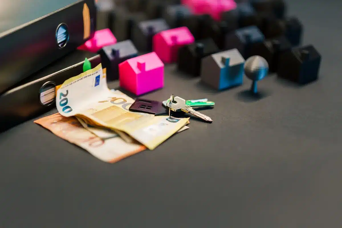 Documents de remboursement hypothécaire sur un bureau avec stylo et calculatrice
