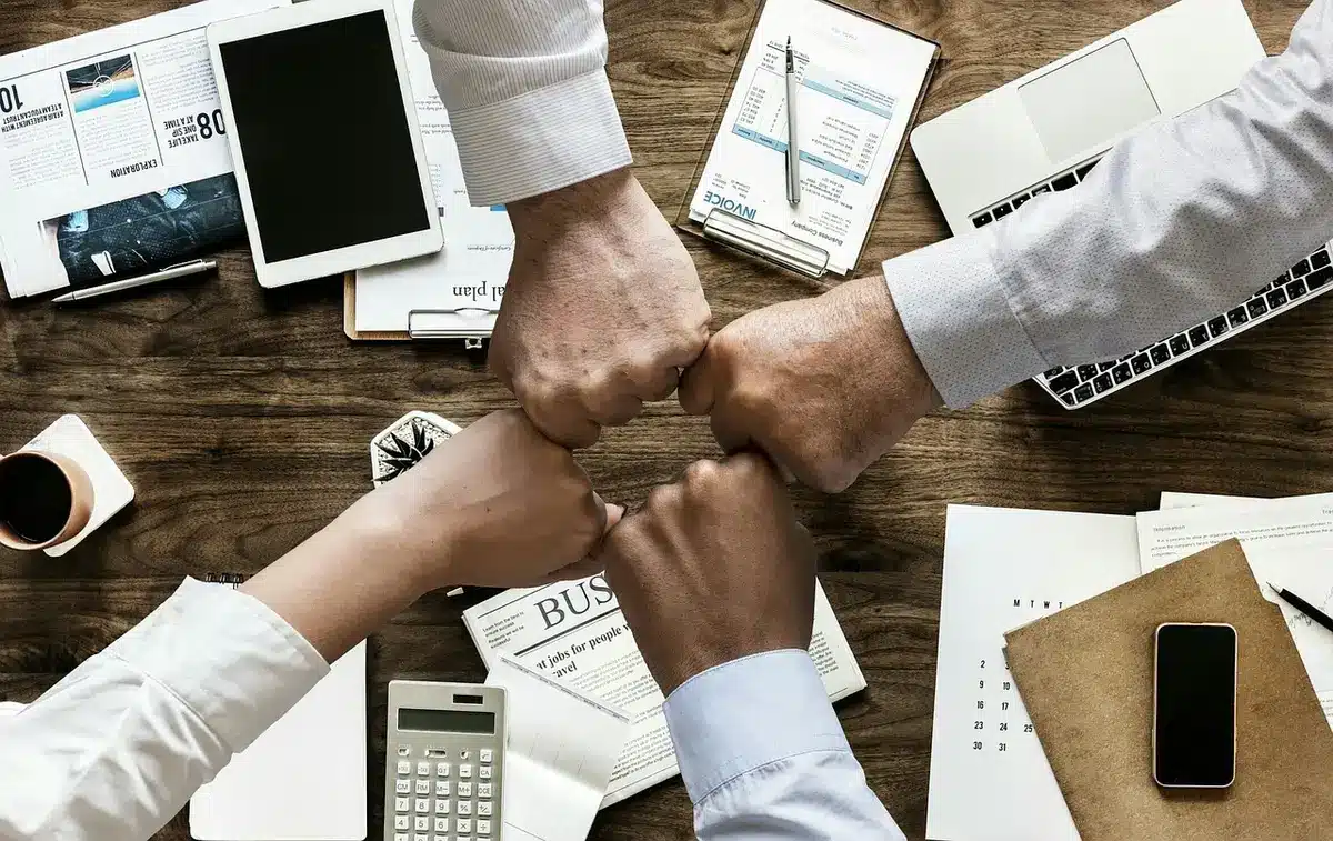 Parents discutant d'un plan financier avec documents et calculatrice sur la table