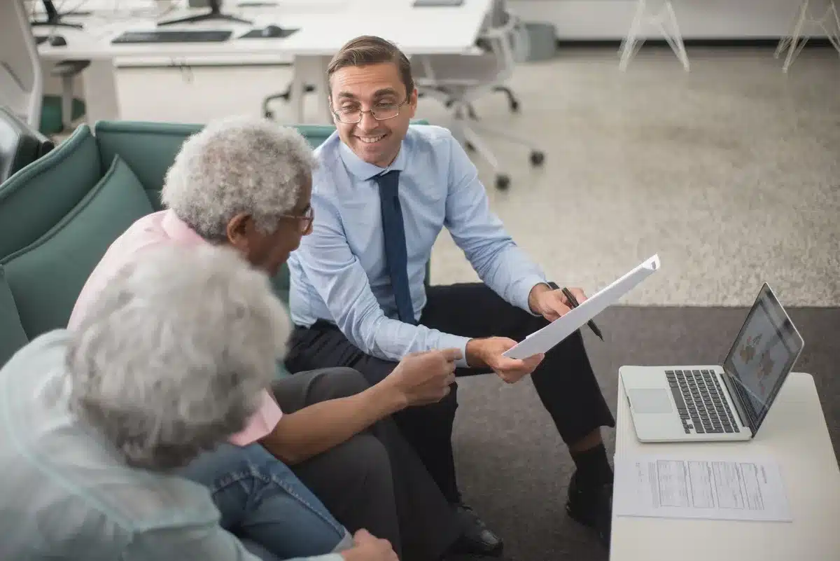 Conseiller financier et client en discussion lors d'une réunion de planification