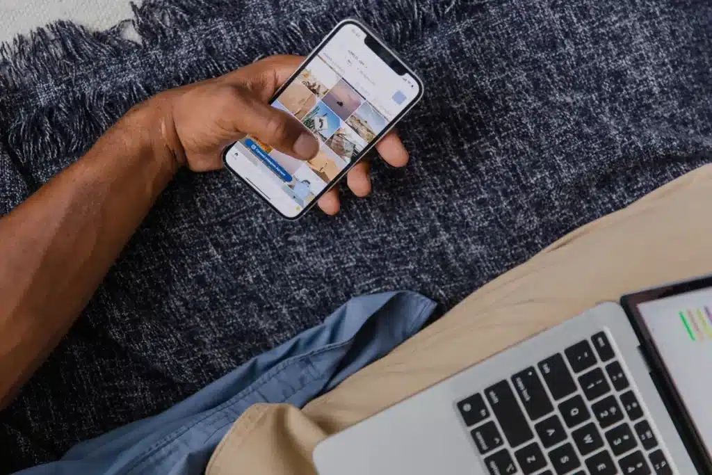Personne consultant son profil sur un écran d'ordinateur portable dans un bureau
