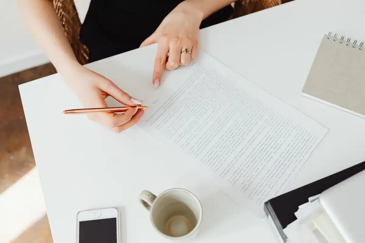 Recruteur parcourant rapidement un CV sur son bureau