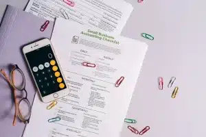 Documents comptables et registres bancaires séparés sur un bureau professionnel