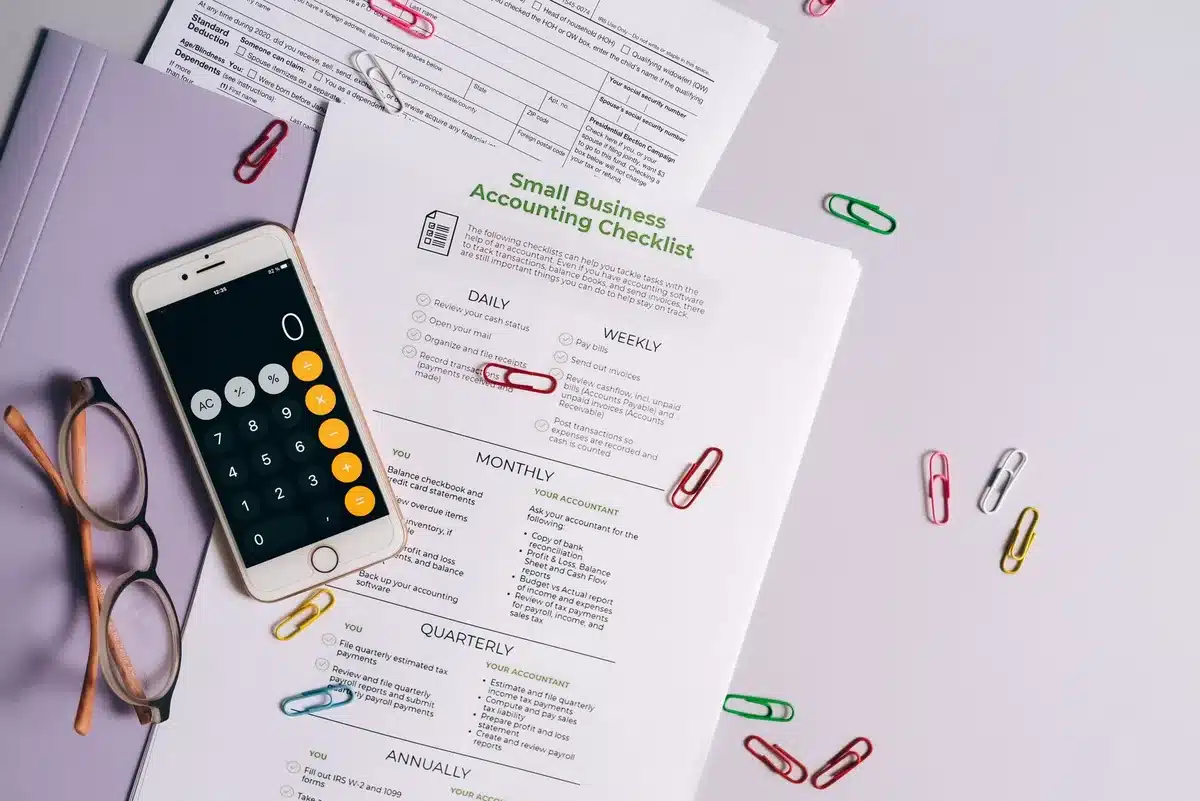 Documents comptables et registres bancaires séparés sur un bureau professionnel