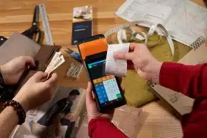 Espace de trading avec écrans affichant des graphiques de marché et données en temps réel