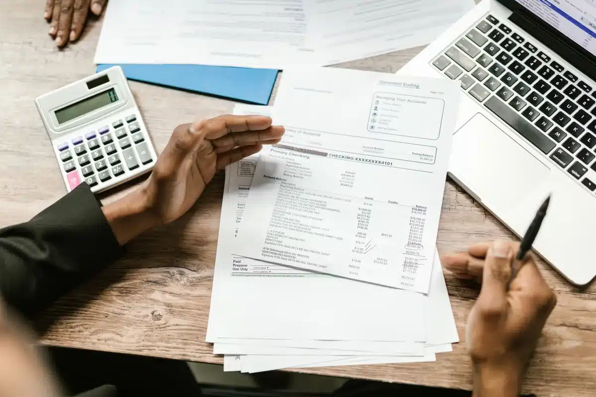 Documents de location et plans d'aménagement de propriété sur un bureau