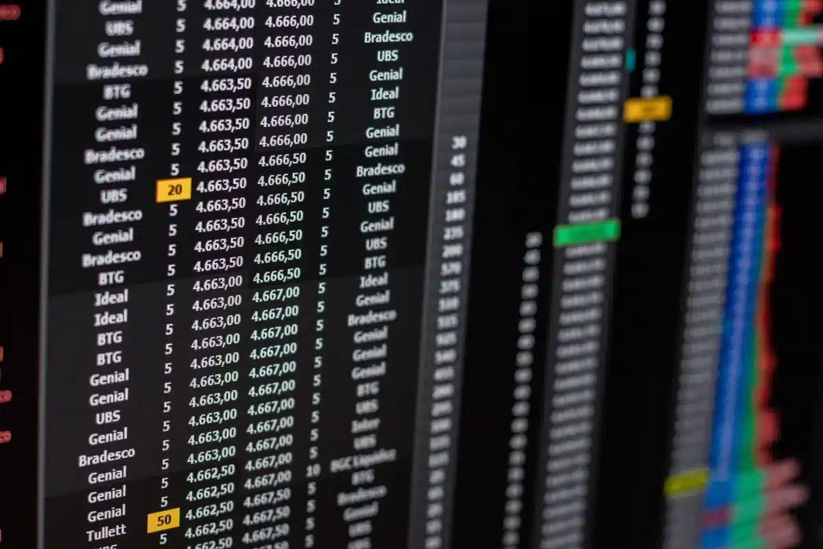 Interface de plateforme de trading affichant des ETF et des graphiques de cours