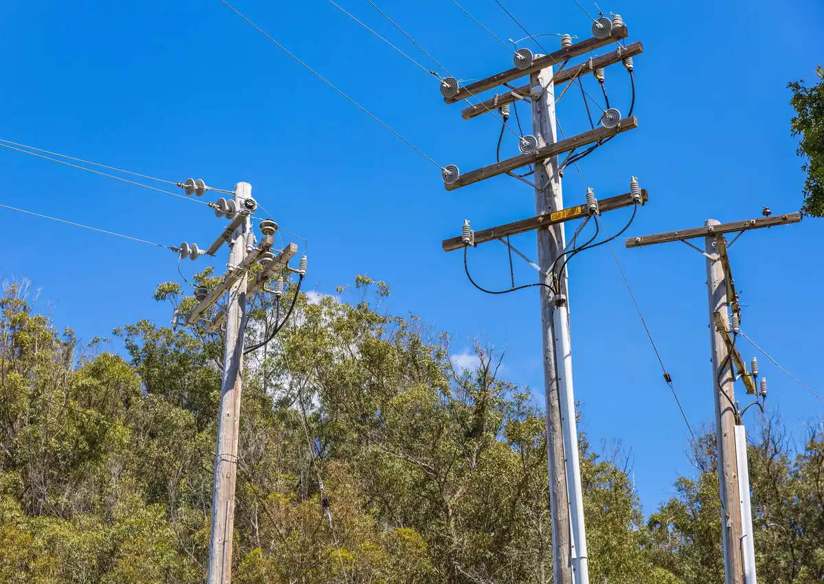 Mine de cuivre en exploitation et câbles électriques pour infrastructures énergétiques