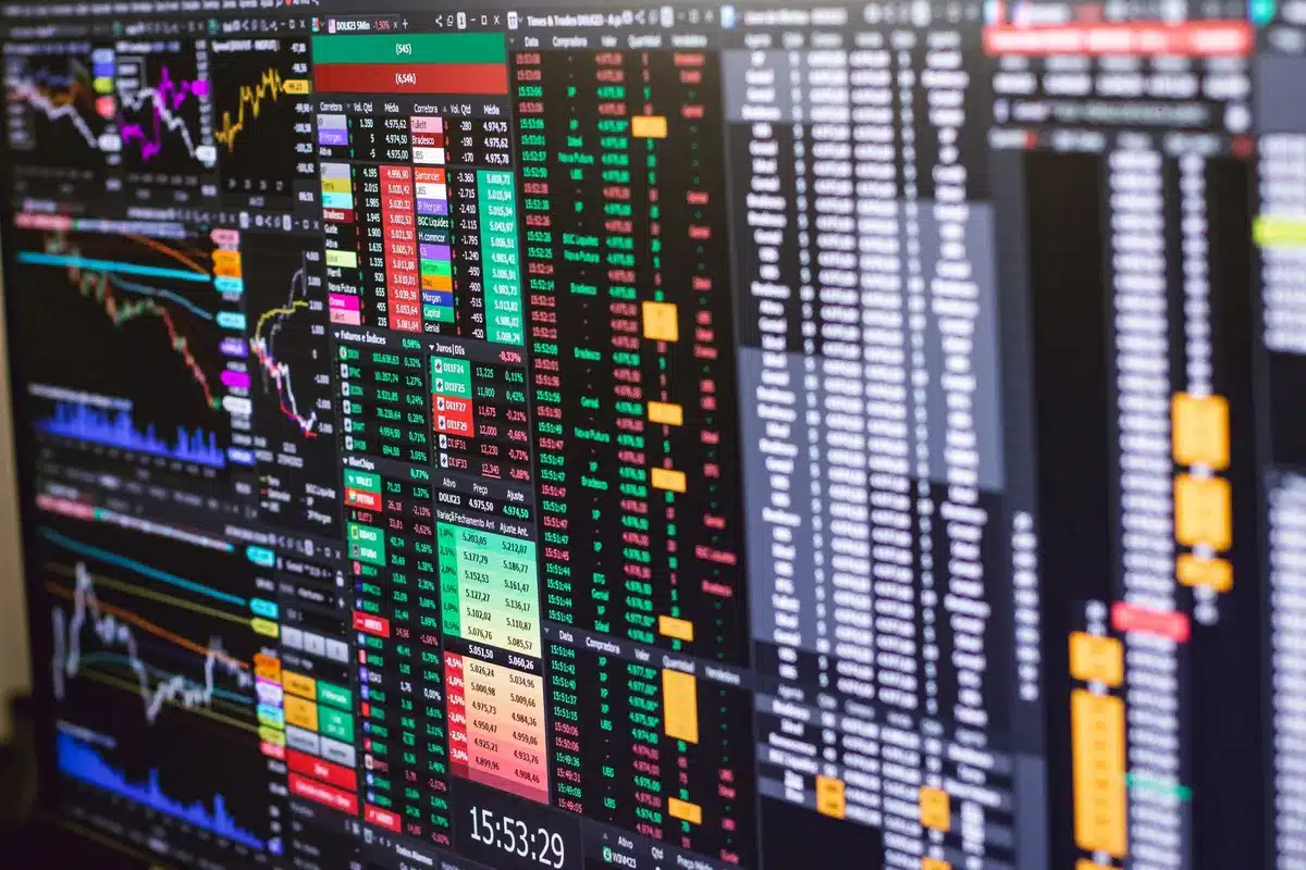 Écrans de trading affichant graphiques de prix et contrats à terme sur matières premières