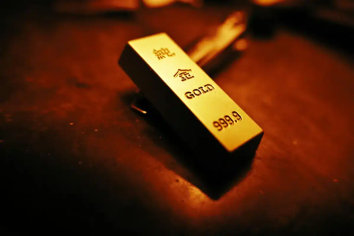 Réserves d'or dans un coffre-fort sécurisé, symbolisant la stabilité du franc suisse.