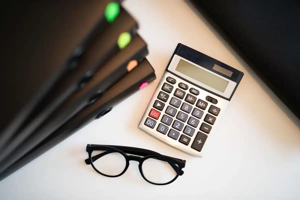 Calcul du ratio de réserve bancaire avec formule mathématique sur papier
