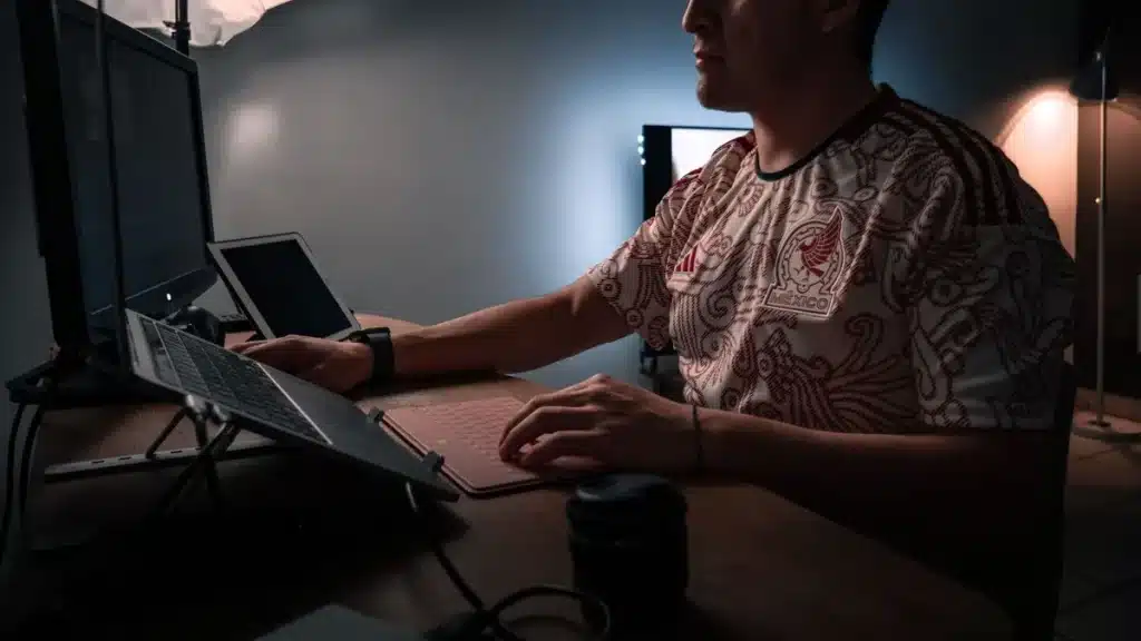 Personne travaillant à un bureau à domicile avec ordinateur portable et documents