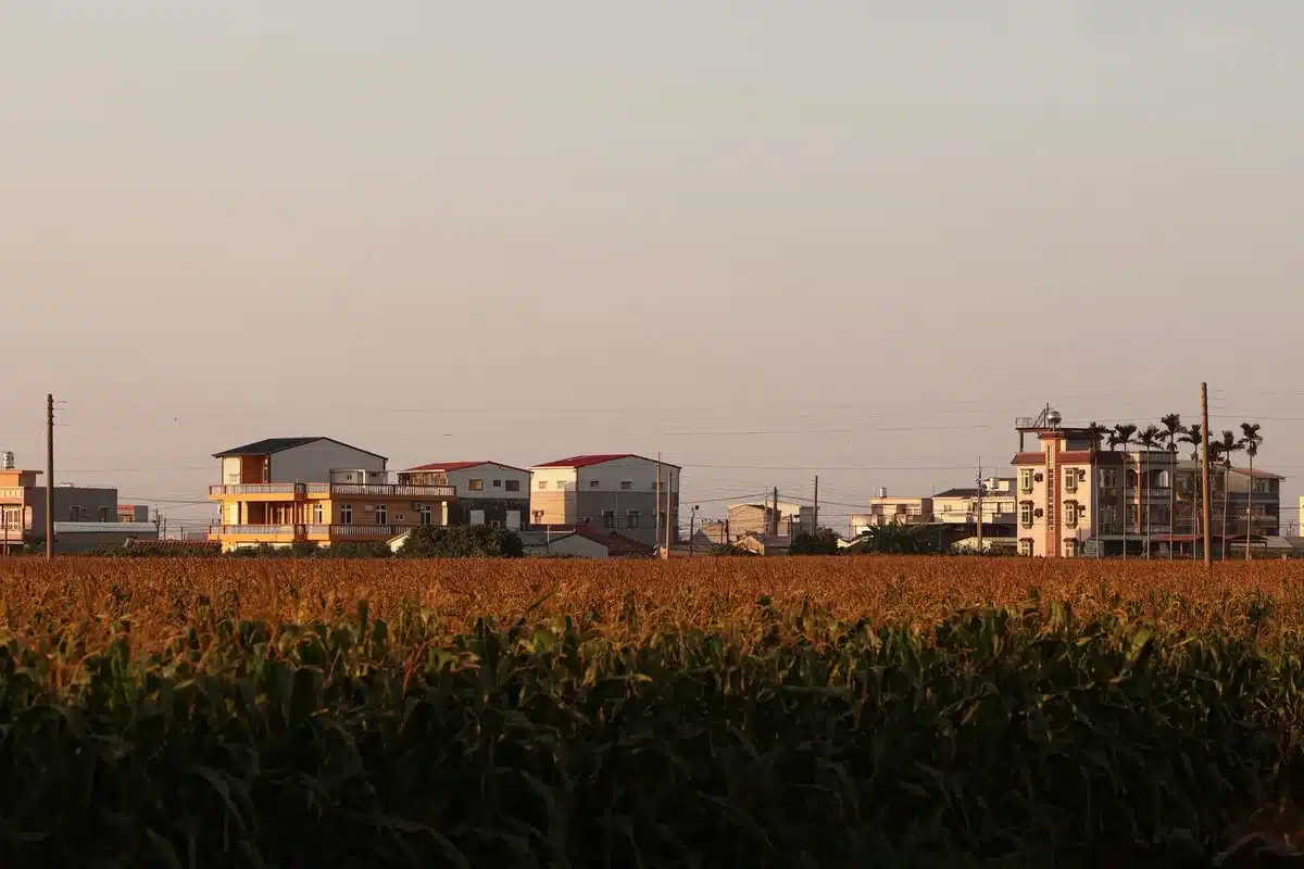 Paysage rural avec champs et maisons dispersées représentant les comtés ruraux de l'Ohio
