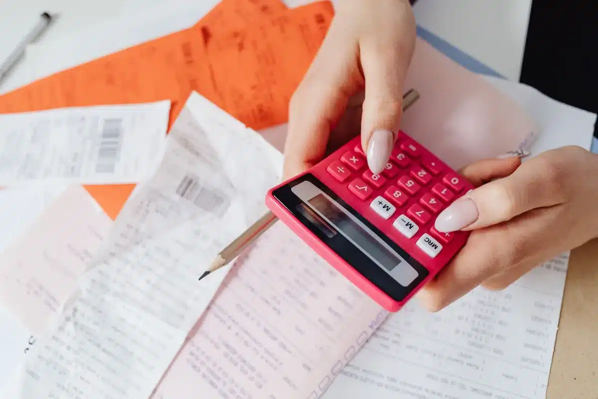 Documents fiscaux et calculatrice pour évaluer les coûts totaux de propriété