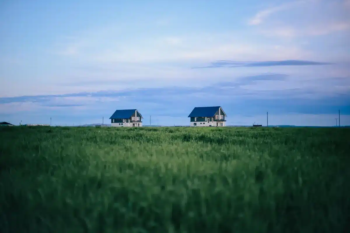 Paysage rural de l'Ohio avec maisons modestes et collines verdoyantes