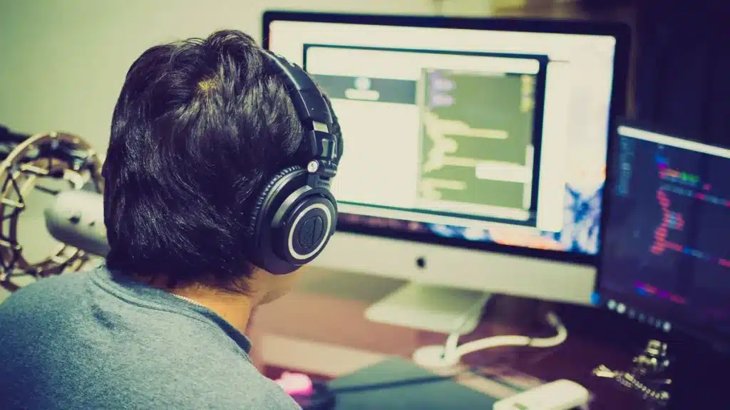 Développeur travaillant sur du code blockchain sur plusieurs écrans dans un environnement technique