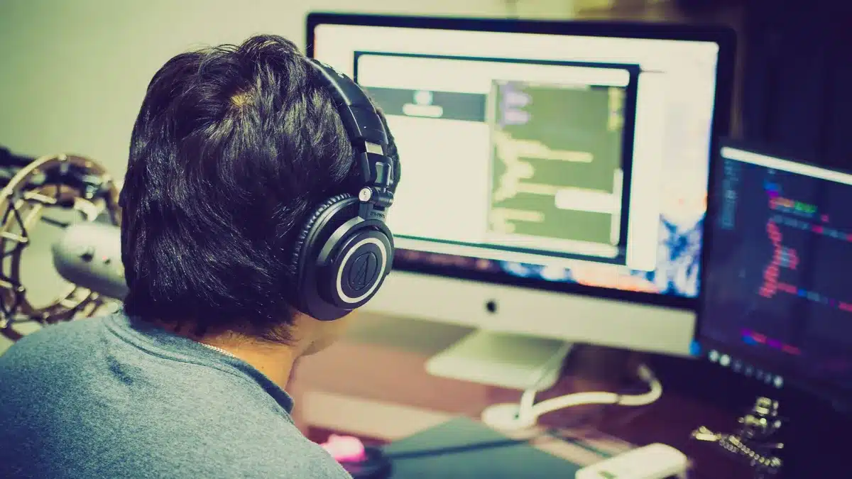 Développeur travaillant sur du code blockchain sur plusieurs écrans dans un environnement technique