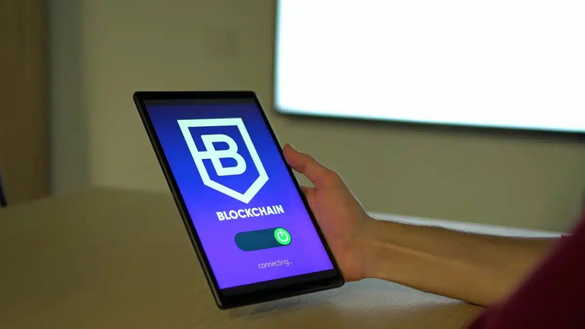 Représentation visuelle d'un réseau blockchain avec nœuds interconnectés