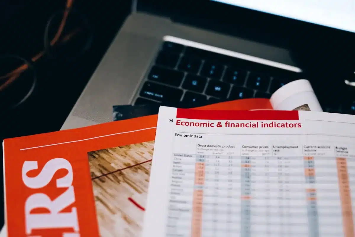 Graphiques d'indicateurs macroéconomiques et données économiques sur écran