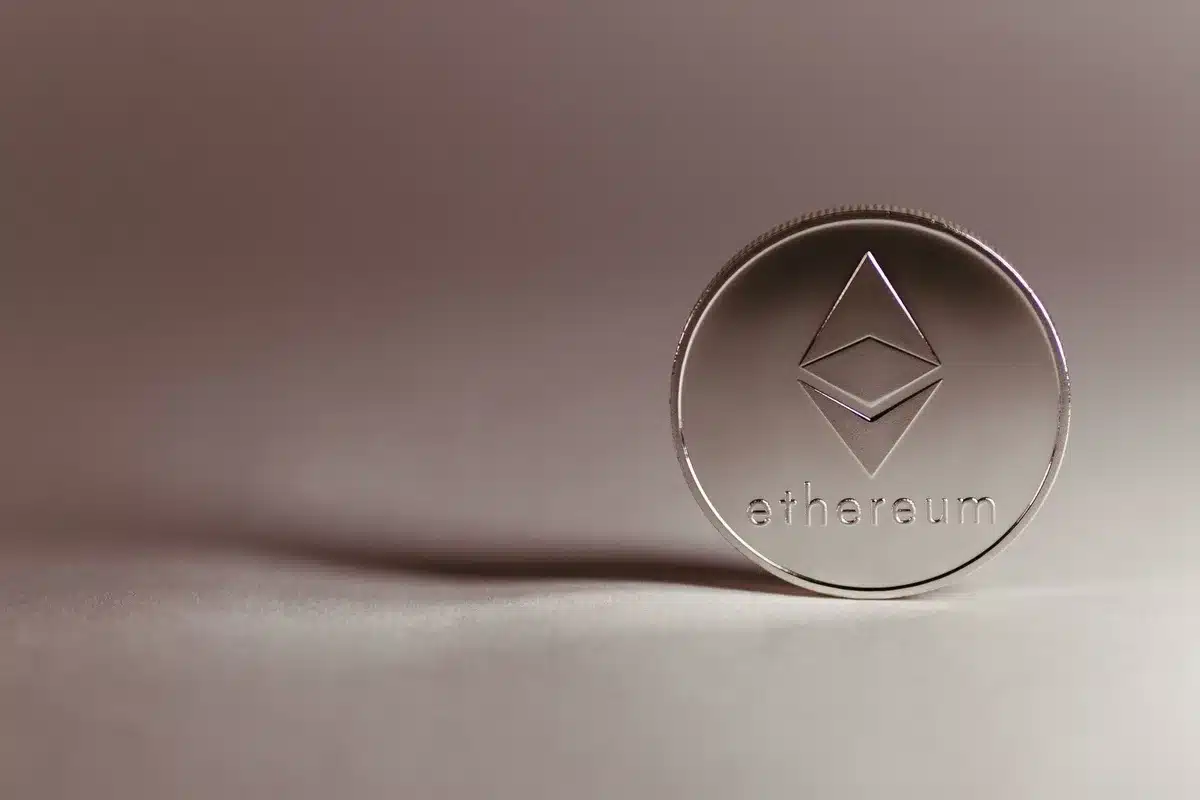 Représentation visuelle d'un smart contract exécuté sur une blockchain avec des données en flux