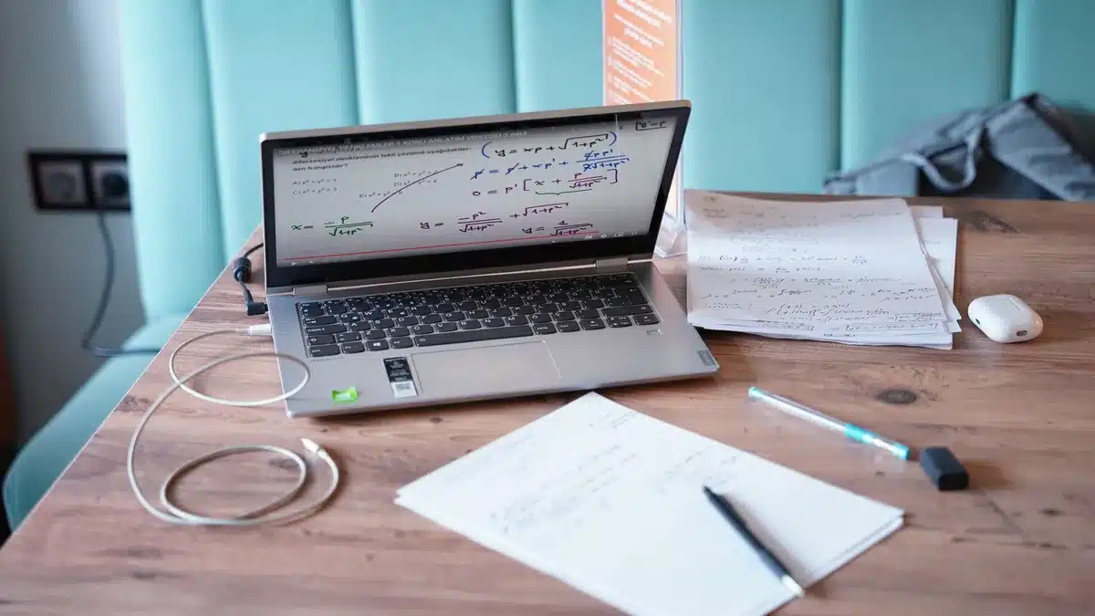 Créateur travaillant sur la rédaction de contenu de qualité pour maximiser l'engagement