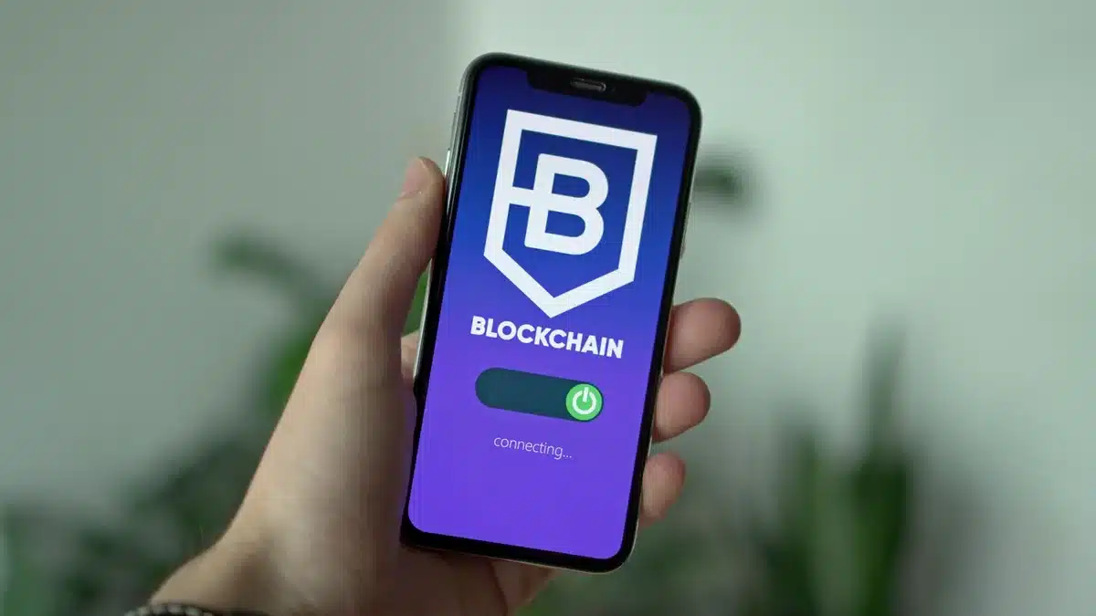 Un portefeuille numérique sur appareil mobile affichant une transaction de cryptomonnaie