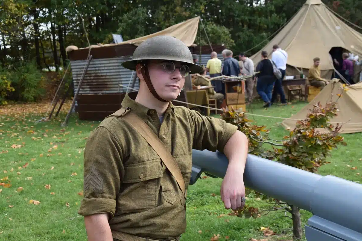 Reconstitution historique avec campement et soldats en costume d'époque