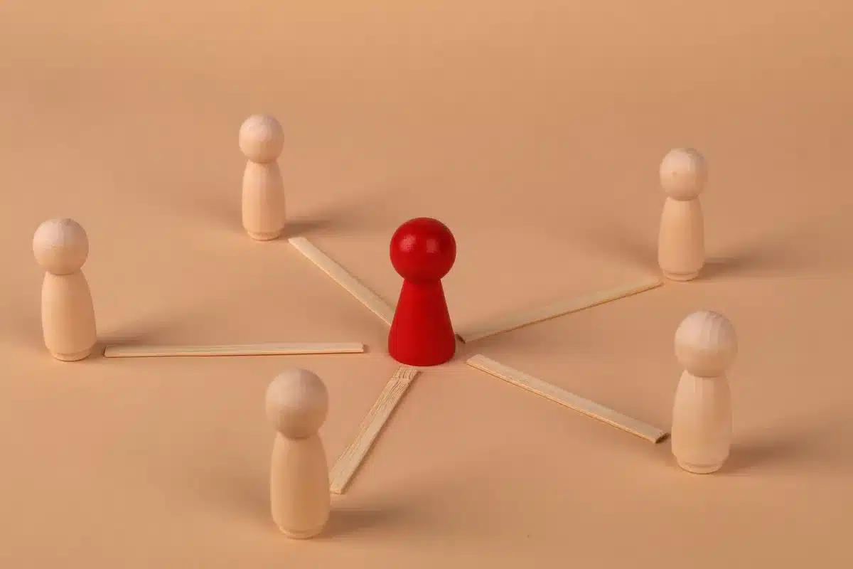 Personne analysant les options d'investissement pour choisir entre contrôle actif et gestion passive