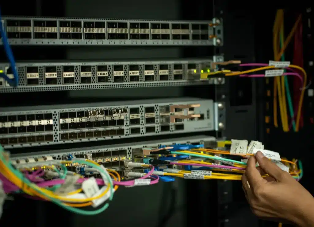 Professionnel IT étudiant pour une certification réseau sur ordinateur