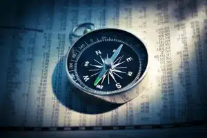 Écran d'ordinateur affichant un screener d'actions avec graphiques boursiers et données financières