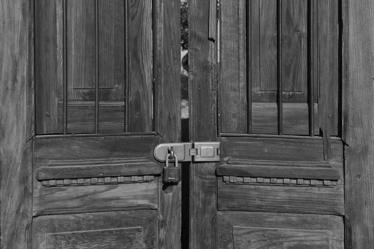 Solutions amovibles de sécurité : barre de porte, alarme magnétique et détecteur sans fil