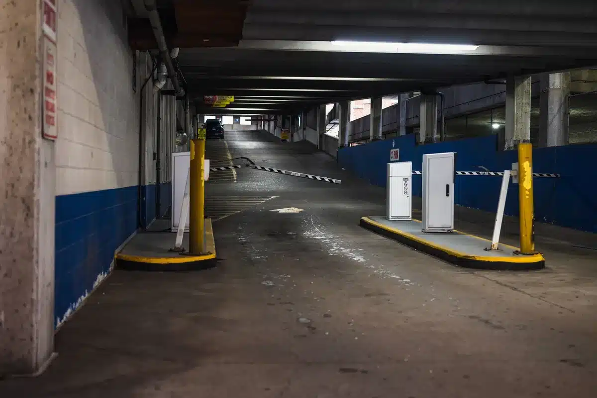 Portail d'accès à un parking souterrain avec contrôle d'entrée