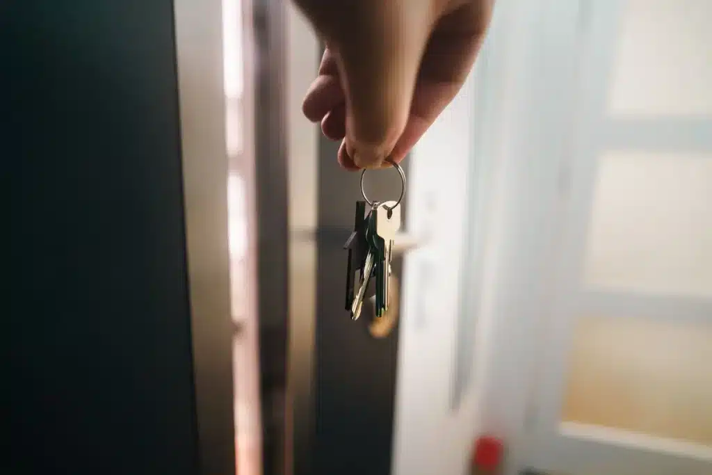 Vérification des accès d'un immeuble : interphone, serrure et éclairage de l'entrée