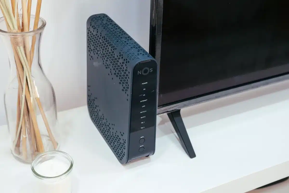 Espace de travail bien aménagé avec ordinateur portable et connexion internet stable