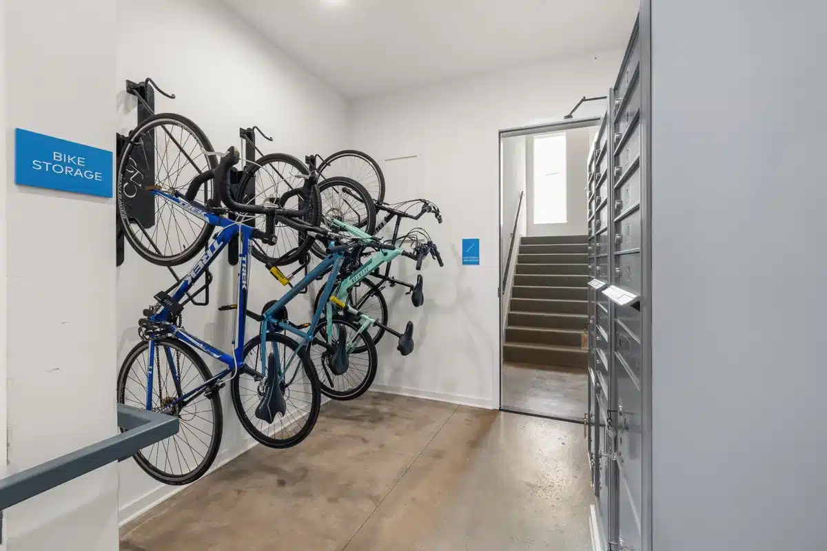 Local à vélos sécurisé dans un immeuble résidentiel